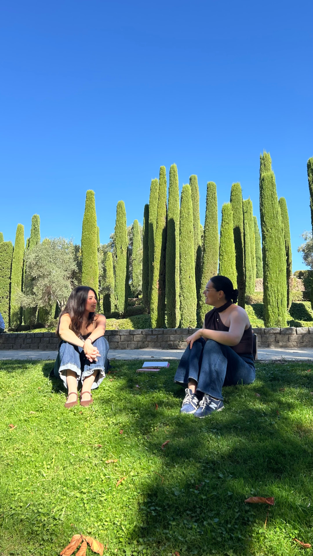 Manuela y una clienta conversando en el parque